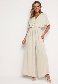 Born2be - Beżowy Kopertowy Kombinezon z Gumką w Talii i Szerokimi Nogawkami Vimashea. Okazja: na co dzień. Kolor: beżowy. Styl: casual, elegancki #1