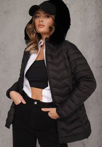 Renee - Czarna Przejściowa Kurtka z Pikowaniem Bocznymi Ściągaczami i Kapturem Fezizia. Okazja: na co dzień. Kolor: czarny. Materiał: futro, poliester, jeans. Styl: casual, elegancki #5