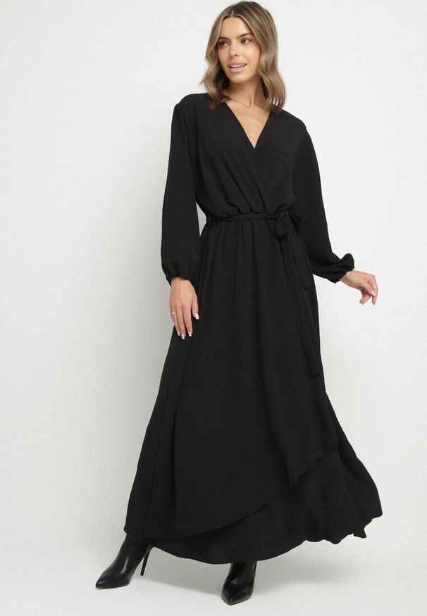 Born2be - Czarna Kopertowa Asymetryczna Sukienka Koktajlowa z Wiskozą Ozdobiona Paskiem Lanoresa. Okazja: na imprezę. Kolor: czarny. Materiał: wiskoza. Wzór: aplikacja. Typ sukienki: asymetryczne, kopertowe. Styl: wizytowy