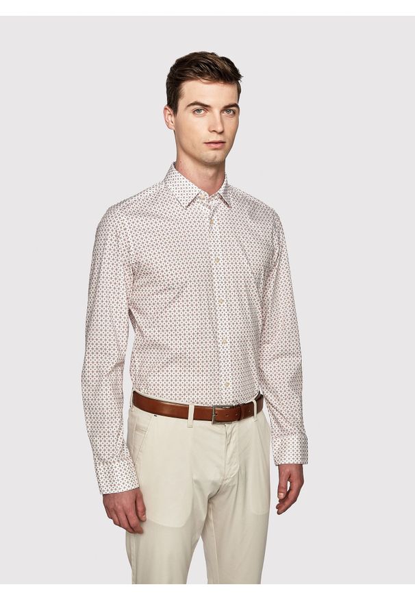 Pako Lorente - PAKO LORENTE – Biała koszula w mikrowzór. Typ kołnierza: kołnierzyk klasyczny. Kolor: biały. Materiał: bawełna, elastan. Długość rękawa: długi rękaw. Długość: długie. Styl: klasyczny