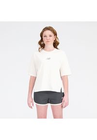 Koszulka damska New Balance WT31511GIE – biała. Kolor: biały. Materiał: materiał, bawełna. Długość rękawa: krótki rękaw. Długość: krótkie