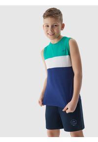 4F JUNIOR - Tank top gładki chłopięcy - zielony. Kolor: zielony. Materiał: bawełna, jersey, włókno, dzianina, skóra. Długość rękawa: na ramiączkach. Wzór: gładki. Sezon: lato