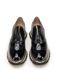 Wittchen - Damskie wsuwane sneakersy z lakierowanej skóry czarne. Zapięcie: bez zapięcia. Kolor: czarny. Materiał: skóra, lakier. Szerokość cholewki: normalna. Wzór: aplikacja. Obcas: na platformie #8