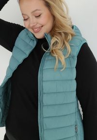 Born2be - Miętowa Kamizelka Pikowana z Kapturem Kari. Okazja: na co dzień. Typ kołnierza: kaptur. Kolekcja: plus size. Kolor: miętowy. Długość: długie. Wzór: gładki. Materiał: tkanina, sztruks. Długość rękawa: długi rękaw. Styl: casual #3