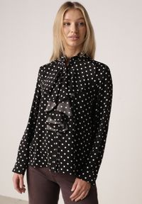 Born2be - Czarna Wiskozowa Koszula w Kropki ze Stójką z Ozdobnymi Falbanami Isamene. Okazja: na co dzień. Typ kołnierza: kołnierzyk stójkowy. Kolor: czarny. Materiał: wiskoza. Wzór: kropki. Styl: casual, klasyczny #2
