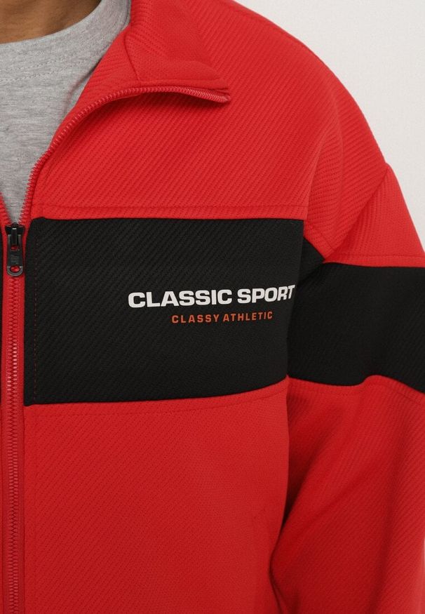 Born2be - Czerwona Kurtka z Geometrycznym Pasem i Napisem Fonalena. Okazja: na co dzień. Kolor: czerwony. Materiał: jeans. Wzór: geometria, napisy. Styl: casual, klasyczny