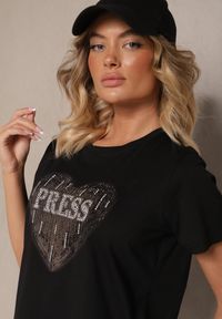 Renee - Czarna Bluzka z Bawełny Ozdobiona Sercem z Cyrkonii i Napisem Marillena. Okazja: na co dzień. Kolor: czarny. Materiał: bawełna. Wzór: napisy, aplikacja. Styl: elegancki, casual #3