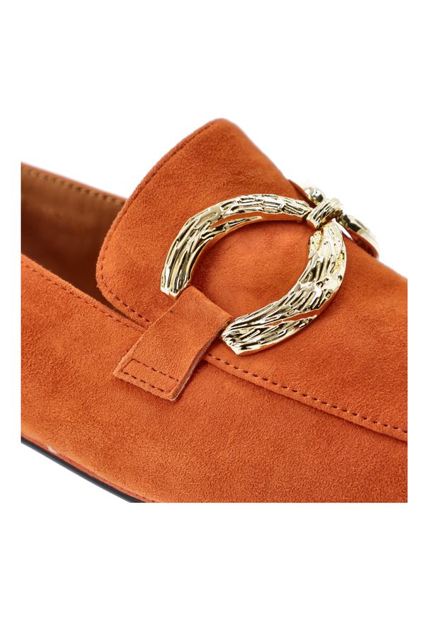 Półbuty damskie S.Barski, cholewka skóra naturalna zamszowa niski fason kwadratowy nosek ozdobny metalowy element na podbiciu stabilny niski obcas fa. Kolor: pomarańczowy. Materiał: zamsz, skóra. Szerokość cholewki: normalna. Obcas: na obcasie. Wysokość obcasa: niski