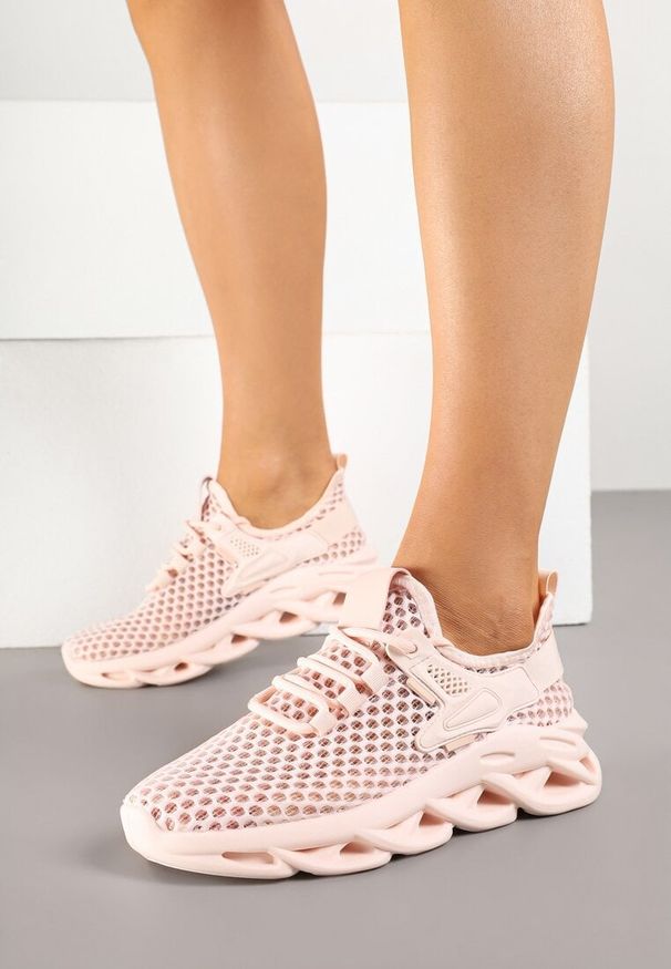 Renee - Różowe Buty Sportowe Sneakersy na Platformie Ozdobionej Tłoczeniem Teliriella. Okazja: na co dzień. Zapięcie: sznurówki. Kolor: różowy. Materiał: jeans. Wzór: aplikacja. Obcas: na platformie