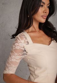 Renee - Beżowa Sukienka VICES o Taliowanym Kroju z Rękawami z Koronki Metirei. Kolor: beżowy. Materiał: koronka. Wzór: koronka. Styl: elegancki #3