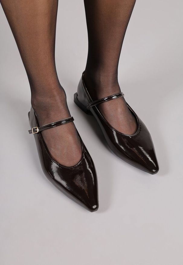 Born2be - Brązowe Balerinki Vices z Paskiem z Klamerką i Skórzaną Wkładką Quane. Okazja: na co dzień, na spotkanie biznesowe, do pracy. Nosek buta: szpiczasty. Zapięcie: pasek. Kolor: brązowy. Materiał: skóra. Obcas: na obcasie. Styl: casual, biznesowy, elegancki. Wysokość obcasa: niski