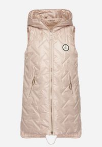 Born2be - Różowa Pikowana Kamizelka z Kapturem i Ozdobną Naszywką Liselilia. Okazja: na co dzień. Typ kołnierza: kaptur. Kolor: różowy. Materiał: jeans. Wzór: aplikacja. Styl: sportowy, elegancki, casual
