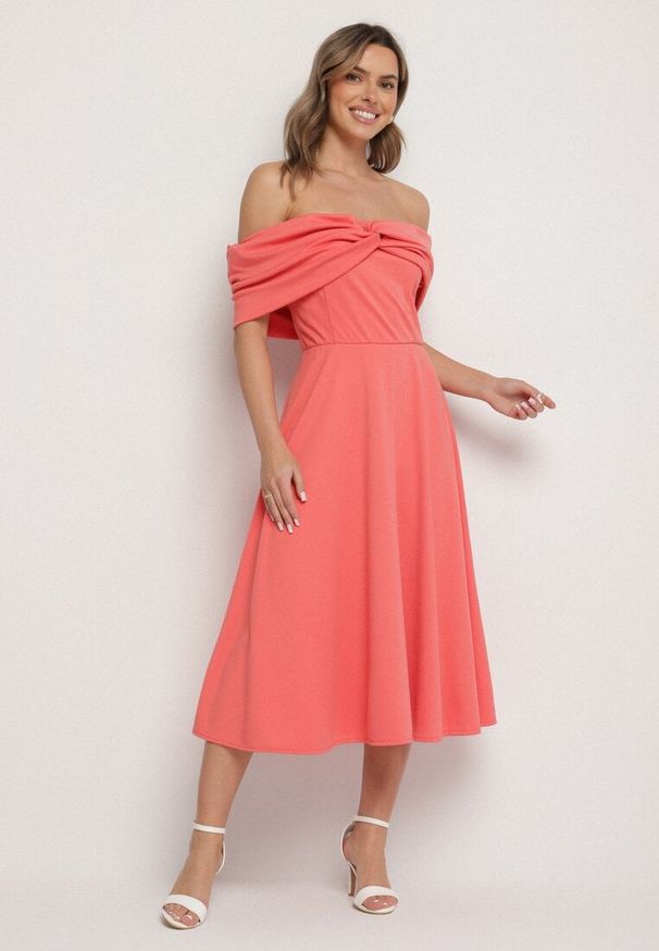 Born2be - Pomarańczowa Rozkloszowana Sukienka z Odsłoniętymi Ramionami i Drapowaniem Odilene. Okazja: na imprezę. Kolor: pomarańczowy. Sezon: lato. Typ sukienki: z odkrytymi ramionami. Styl: elegancki