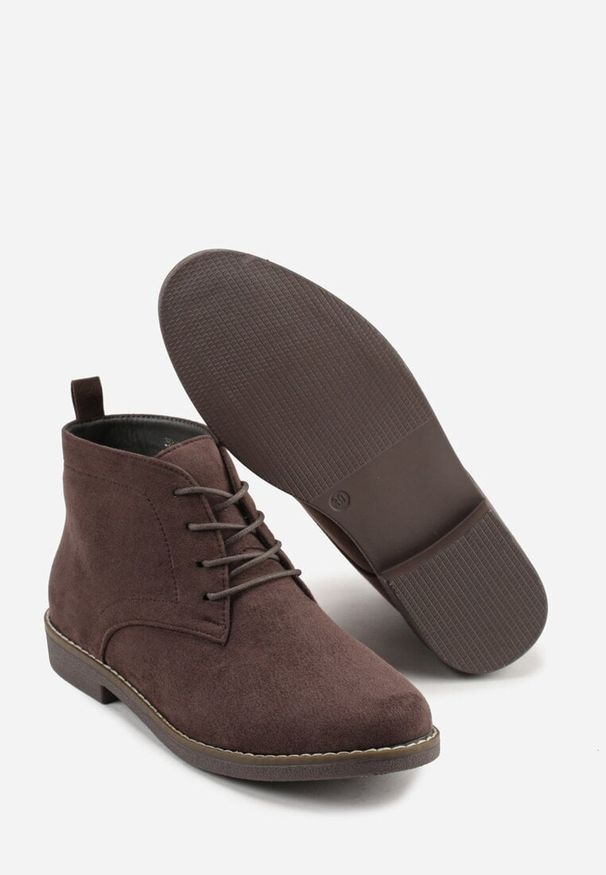 Born2be - Brązowe Klasyczne Botki Trzewiki Vices z Imitacji Zamszu Atavitta. Okazja: na co dzień. Kolor: brązowy. Materiał: zamsz. Wzór: aplikacja. Obcas: na płaskiej podeszwie. Styl: klasyczny