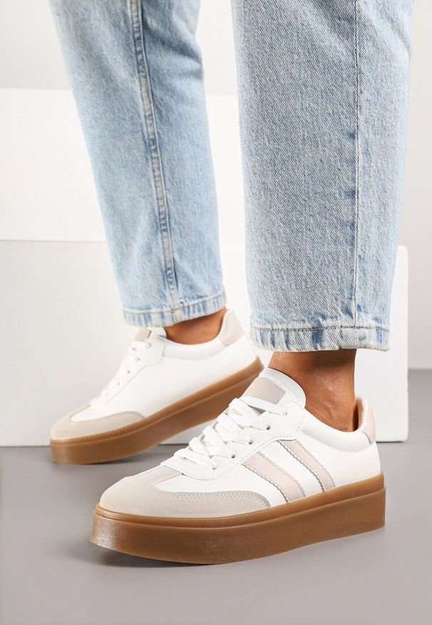 Born2be - Biało-Beżowe Sneakersy w Stylu Tenisówek z Paskami Nilomira. Okazja: na co dzień. Zapięcie: pasek. Kolor: biały. Materiał: jeans