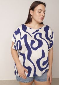 Born2be - Niebieska Wiskozowa Bluzka Oversize z Krótkim Rękawem w Abstrakcyjny Wzór Ginedina. Okazja: do pracy, na co dzień, na spotkanie biznesowe. Kolor: niebieski. Materiał: wiskoza. Długość rękawa: krótki rękaw. Długość: krótkie. Styl: elegancki, biznesowy, casual #1