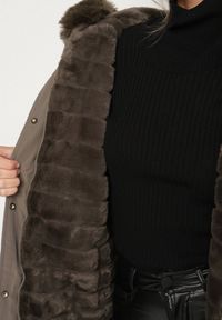 Born2be - Ciemnozielona Dwustronna Kurtka Parka Futerko z Kapturem Alorrise. Okazja: na co dzień. Typ kołnierza: kaptur. Kolor: zielony. Materiał: futro. Wzór: gładki. Styl: casual, elegancki #6