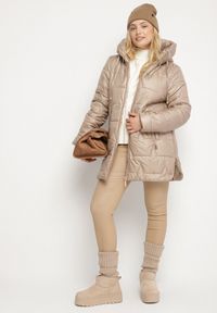 Born2be - Brązowa Pikowana Kurtka o Prostym Kroju z Kapturem Nalarea. Okazja: na co dzień. Typ kołnierza: kaptur. Kolekcja: plus size. Kolor: brązowy. Materiał: jeans, dzianina, poliester. Styl: casual, klasyczny, elegancki #6