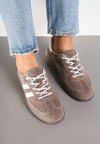 Born2be - Brązowe Skórzane Sneakersy na Płaskiej Podeszwie Ozdobione Paskami Nelavirae. Okazja: na co dzień. Zapięcie: pasek. Kolor: brązowy. Materiał: skóra. Wzór: aplikacja. Obcas: na płaskiej podeszwie