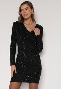 Born2be - Czarna Dopasowana Sukienka Wieczorowa z Lejącym Dekoltem i Cekinami Siwedea. Okazja: na wesele, na ślub cywilny. Kolor: czarny. Materiał: poliester. Długość rękawa: długi rękaw. Wzór: aplikacja. Styl: wizytowy #1