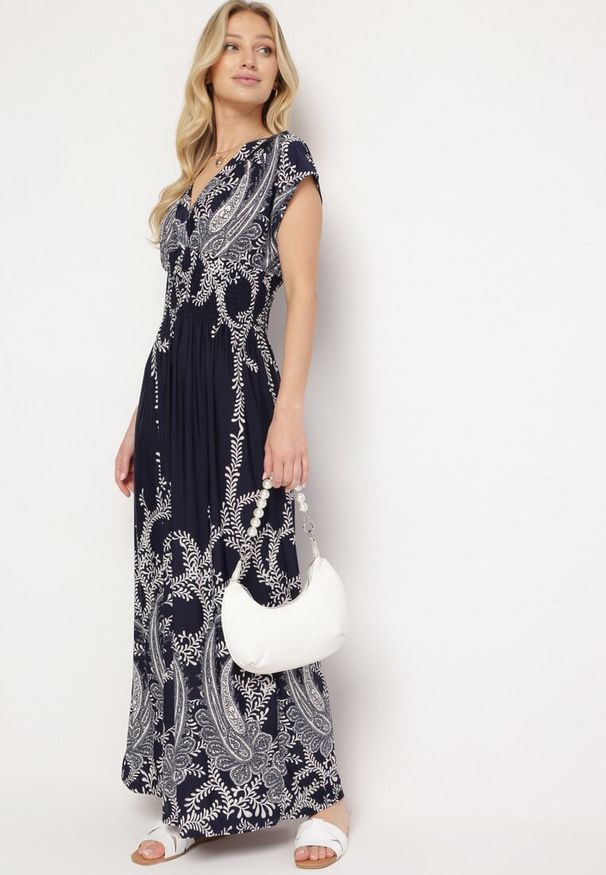 Born2be - Granatowa Sukienka z Gumką w Pasie i Kopertowym Dekoltem Pialica. Okazja: na co dzień. Typ kołnierza: dekolt kopertowy. Kolor: niebieski. Typ sukienki: kopertowe. Styl: casual, elegancki, sportowy