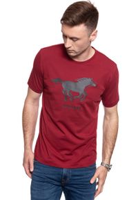 Mustang - T-SHIRT MĘSKI MUSTANG PRINT TEE 1009022 7194. Kolor: czerwony. Wzór: nadruk