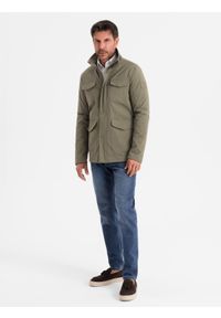Ombre Clothing - Lekka męska kurtka z kieszeniami i wysokim kołnierzem – khaki V3. Okazja: na co dzień. Typ kołnierza: kołnierzyk stójkowy. Kolor: brązowy. Materiał: syntetyk, materiał. Wzór: aplikacja. Styl: klasyczny, casual #11