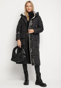 Born2be - Czarna Długa Kurtka Pikowana z Kapturem i Bocznymi Suwakami Aruvitta. Okazja: na co dzień. Typ kołnierza: kaptur. Kolor: czarny. Materiał: zamsz, jeans, dresówka, poliester. Długość: długie. Wzór: ze splotem. Styl: sportowy, casual, elegancki #6