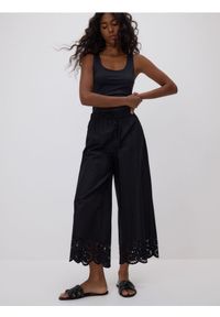 Reserved - Spodnie z ażurowym wykończeniem - czarny. Kolor: czarny. Materiał: bawełna. Wzór: ażurowy #1