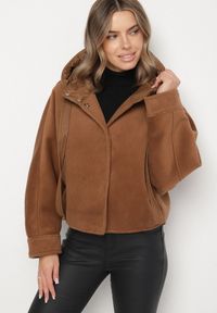 Born2be - Brązowa Przejściowa Kurtka z Rękawami Typu Nietoperz i Kapturem Alinee. Okazja: na spacer. Kolor: brązowy. Materiał: jeans. Sezon: jesień, wiosna. Styl: klasyczny #1