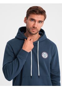 Ombre Clothing - Męska dresowa bluza kangurka z kapturem i naszywką w stylu college – granatowa V2 OM-SSNZ-0144 - XXL. Okazja: na co dzień. Typ kołnierza: kaptur. Kolor: niebieski. Materiał: dresówka. Wzór: aplikacja. Styl: klasyczny, elegancki, sportowy, casual