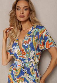 Renee - Niebieska Rozkloszowana Sukienka z Bawełny o Kopertowym Kroju w Print Paisley Piavella. Okazja: na co dzień. Kolor: niebieski. Materiał: bawełna. Wzór: paisley, nadruk. Typ sukienki: kopertowe. Styl: casual, elegancki