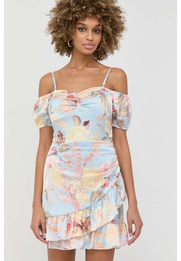 Guess sukienka kolor niebieski mini prosta. Okazja: na co dzień. Kolor: niebieski. Materiał: tkanina. Długość rękawa: na ramiączkach. Typ sukienki: proste. Styl: casual. Długość: mini