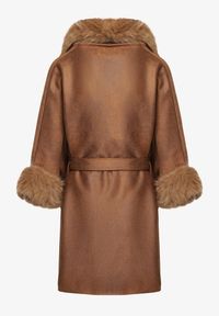 Born2be - Brązowy Płaszcz z Wiązaniem w Pasie i Futerkiem Ozdobiony Wycięciami po Bookach Sartellia. Kolor: brązowy. Materiał: futro. Długość rękawa: długi rękaw. Długość: długie. Wzór: aplikacja. Styl: wizytowy, klasyczny, elegancki #4