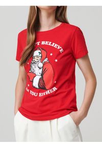 Sinsay - Bawełniana koszulka z nadrukiem świątecznym - czerwony. Kolor: czerwony. Materiał: bawełna. Wzór: nadruk. Styl: wizytowy #1
