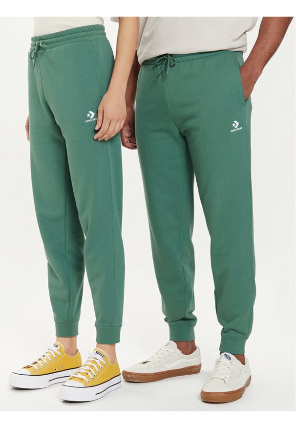 Converse Spodnie dresowe U Chev Emb Fleece Pant Ft 10023873-A25 Zielony Regular Fit. Kolor: zielony. Materiał: bawełna