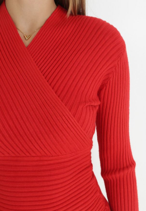 Born2be - Czerwony Sweter Kopertowy z Prążkowanej Dzianiny Zaki. Okazja: na co dzień. Kolor: czerwony. Materiał: prążkowany, dzianina. Długość rękawa: długi rękaw. Długość: długie. Styl: casual, rockowy, elegancki