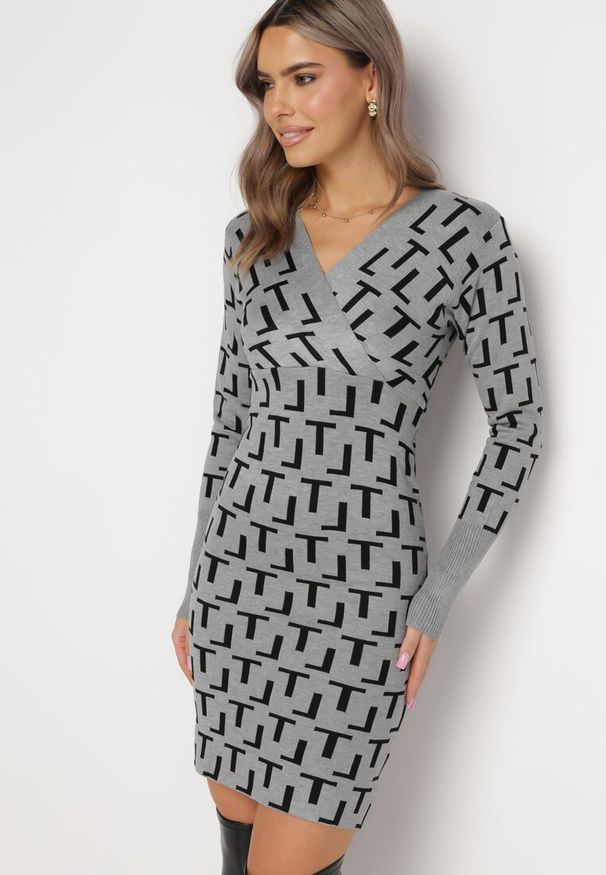 Born2be - Szara Dzianinowa Sukienka Kopertowa w Geometryczny Wzór Lillne. Typ kołnierza: dekolt w serek. Kolor: szary. Materiał: dzianina. Długość rękawa: długi rękaw. Wzór: geometria. Typ sukienki: kopertowe. Styl: klasyczny