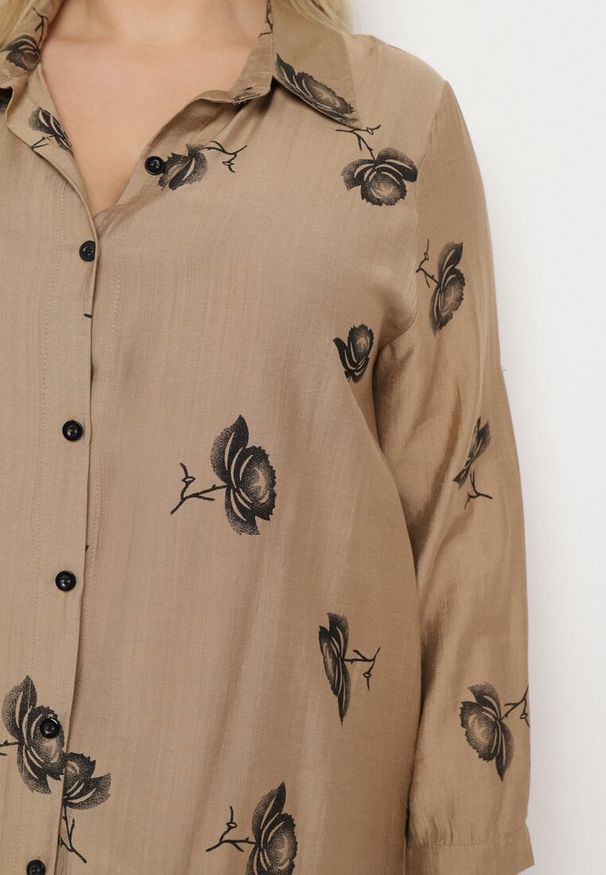 Born2be - Ciemnobeżowa Koszulowa Sukienka z Guzikami i Regulowanymi Rękawami Xatella. Kolekcja: plus size. Kolor: beżowy. Wzór: kwiaty. Typ sukienki: koszulowe