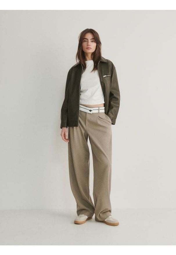 Reserved - Szerokie spodnie z kontrastowym pasem - beżowy. Kolor: beżowy. Materiał: tkanina, wiskoza. Wzór: gładki