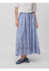 Reserved - Spódnica maxi z haftowanymi kwiatami - jasnoniebieski. Kolor: niebieski. Materiał: tkanina, bawełna. Wzór: haft, kwiaty #1