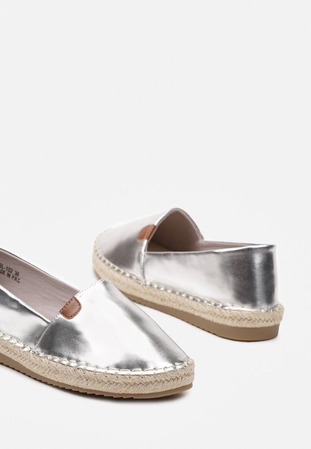 Born2be - Srebrne Espadryle na Płaskiej Podeszwie Ozdobione Plecionką z Juty Vethalia. Okazja: na spacer. Zapięcie: bez zapięcia. Kolor: srebrny. Materiał: jeans, len. Wzór: aplikacja. Sezon: lato. Obcas: na płaskiej podeszwie