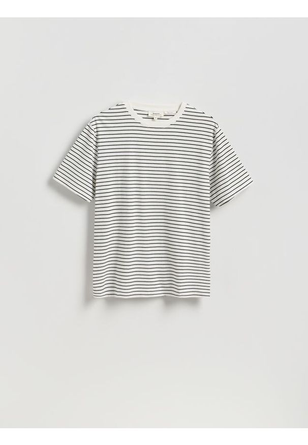 Reserved - T-shirt regular w paski - biały. Kolor: biały. Materiał: dzianina, bawełna. Wzór: paski