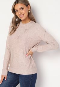 Born2be - Beżowy Sweter z Bawełną Ozdobiony Cyrkoniami Irinaelle. Okazja: na co dzień. Kolor: beżowy. Materiał: bawełna. Wzór: aplikacja. Styl: klasyczny, casual, elegancki #4