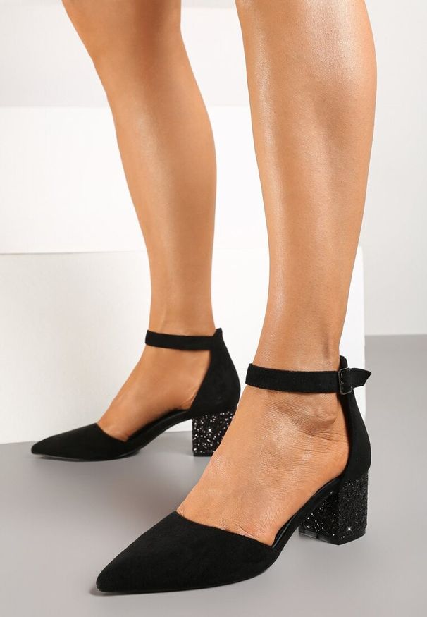 Renee - Czarne Czółenka Vices na Brokatowym Słupku ze Skórzaną Wkładką Ozdobione Brokatem Leanelith. Nosek buta: szpiczasty. Zapięcie: pasek. Kolor: czarny. Materiał: skóra. Wzór: aplikacja. Obcas: na słupku. Styl: wizytowy. Wysokość obcasa: średni