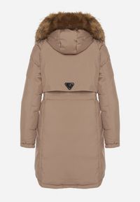 Born2be - Ciemnobeżowa Casualowa Kurtka Parka z Kapturem z Futerkiem Nallorea. Okazja: na co dzień. Typ kołnierza: kaptur. Kolor: beżowy. Materiał: futro. Styl: casual #4