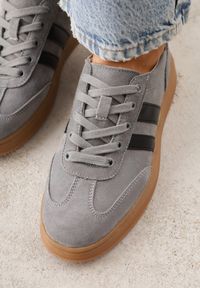 Renee - Szare Sneakersy ze Skóry Naturalnej z Geometrycznym Wzorem Zetisius. Okazja: na co dzień. Kolor: szary. Materiał: skóra. Wzór: geometria #3