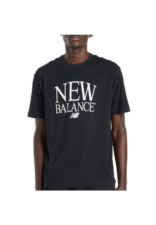 Koszulka męska New Balance MT61X6EQBK - czarna. Kolor: czarny. Materiał: bawełna. Długość rękawa: krótki rękaw. Długość: krótkie. Wzór: napisy, aplikacja