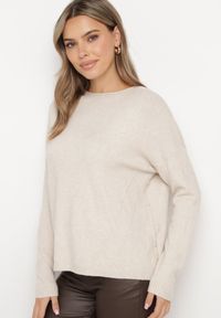 Born2be - Jasnobeżowy Sweter z Ozdobnymi Guzikami i Cyrkoniami Rerilina. Okazja: na co dzień. Kolor: beżowy. Materiał: jeans. Długość rękawa: długi rękaw. Długość: długie. Wzór: aplikacja. Styl: klasyczny, casual #7