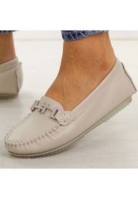 Beżowe skórzane mokasyny damskie S.Barski 7034. Okazja: na co dzień, na spacer. Nosek buta: okrągły. Zapięcie: bez zapięcia. Kolor: beżowy. Materiał: skóra. Szerokość cholewki: normalna. Sezon: wiosna, lato, jesień. Styl: casual, klasyczny, elegancki #1